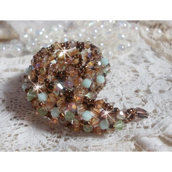 Pulseira de l&iacute;rio de &aacute;gua, um reflexo verde e dourado com cristais Swarovski e facetas de vidro bo&eacute;mio