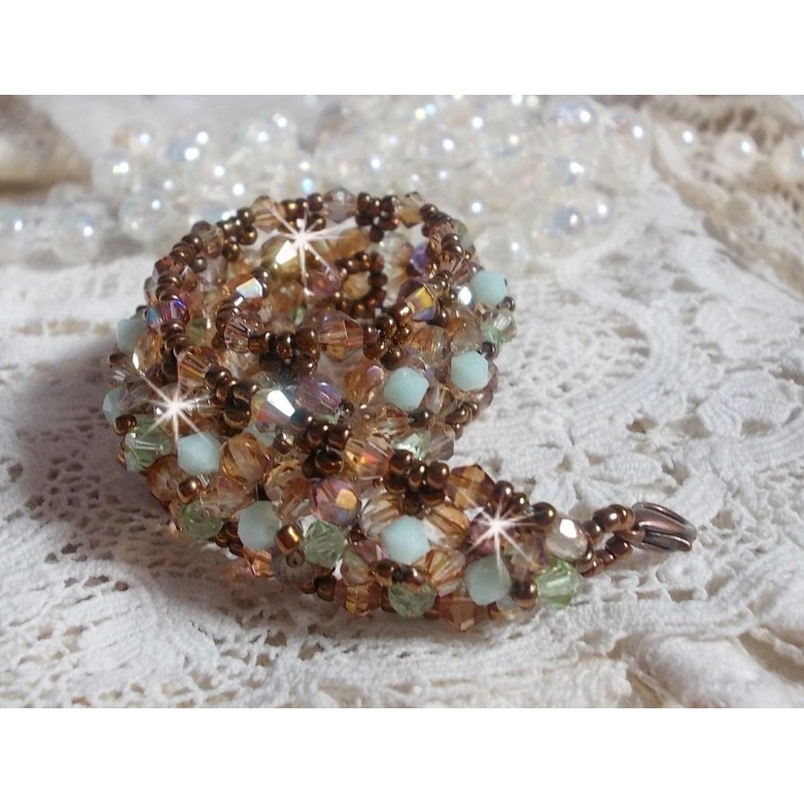 Pulseira de lírio de água, um reflexo verde e dourado com cristais Swarovski e facetas de vidro boémio