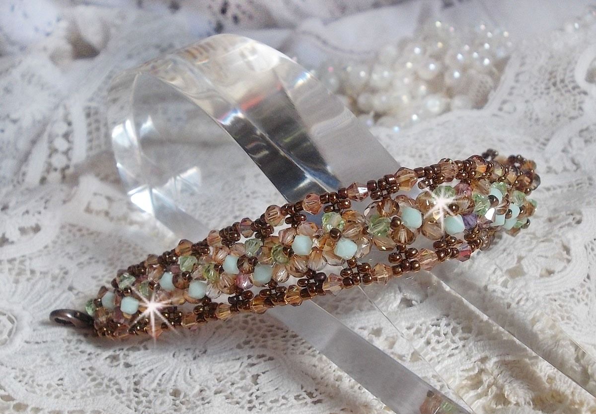 Pulseira de lírio de água, um reflexo verde e dourado com cristais Swarovski e facetas de vidro boémio