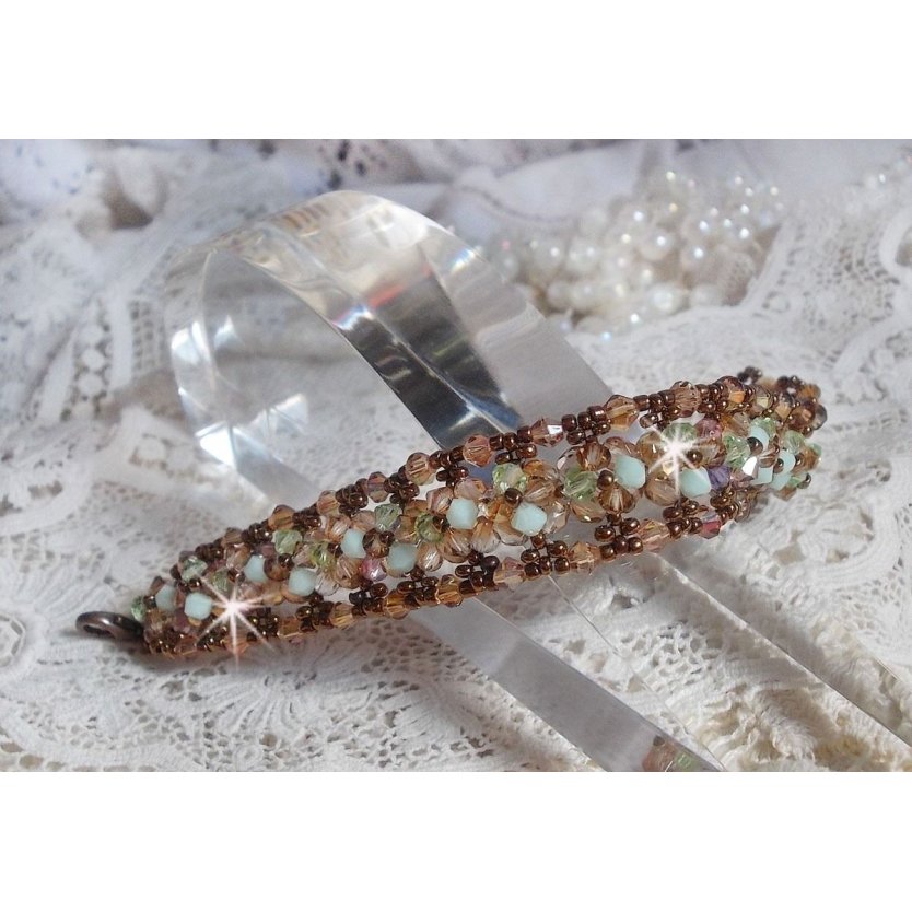 Pulseira de lírio de água, um reflexo verde e dourado com cristais Swarovski e facetas de vidro boémio