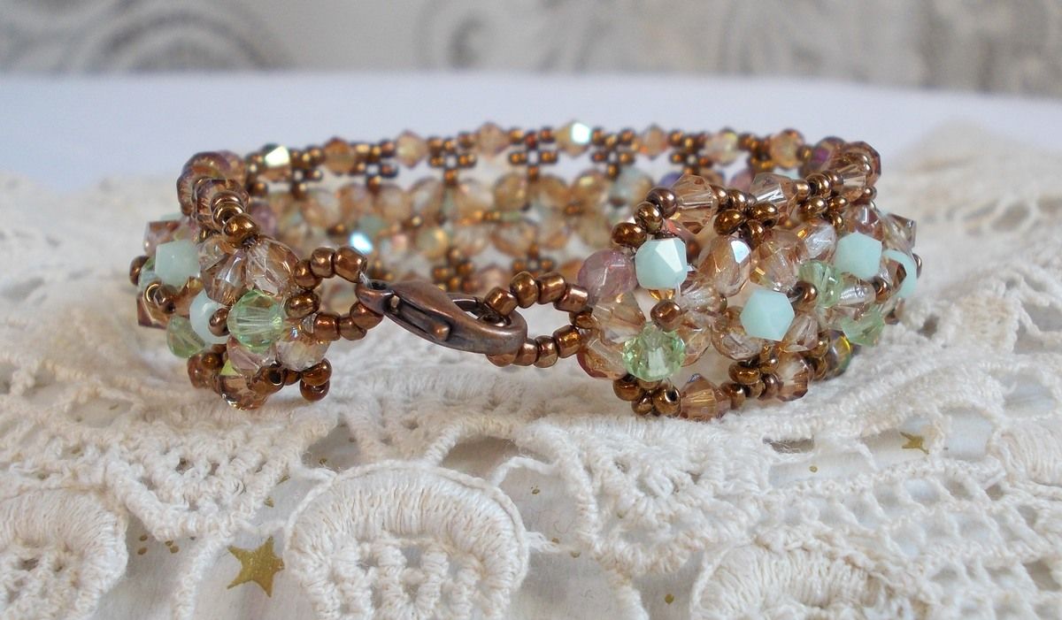 Pulseira de lírio de água, um reflexo verde e dourado com cristais Swarovski e facetas de vidro boémio