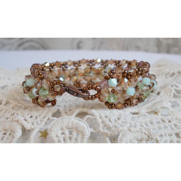 Pulseira de lírio de água, um reflexo verde e dourado com cristais Swarovski e facetas de vidro boémio