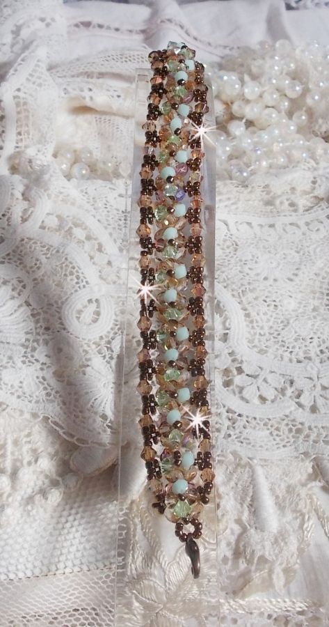 Pulseira de lírio de água, um reflexo verde e dourado com cristais Swarovski e facetas de vidro boémio