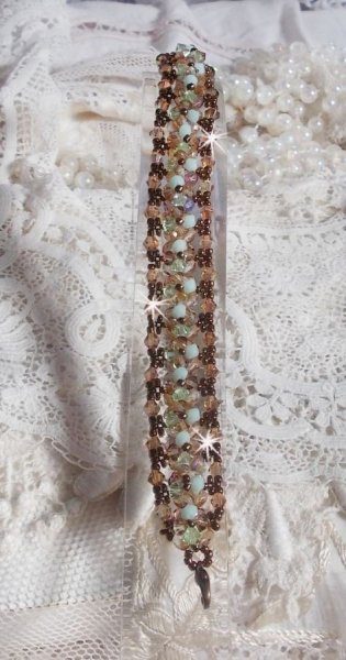 Pulseira de l&iacute;rio de &aacute;gua, um reflexo verde e dourado com cristais Swarovski e facetas de vidro bo&eacute;mio