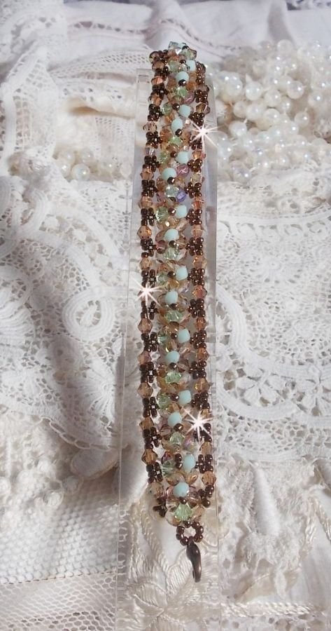 Pulseira de lírio de água, um reflexo verde e dourado com cristais Swarovski e facetas de vidro boémio