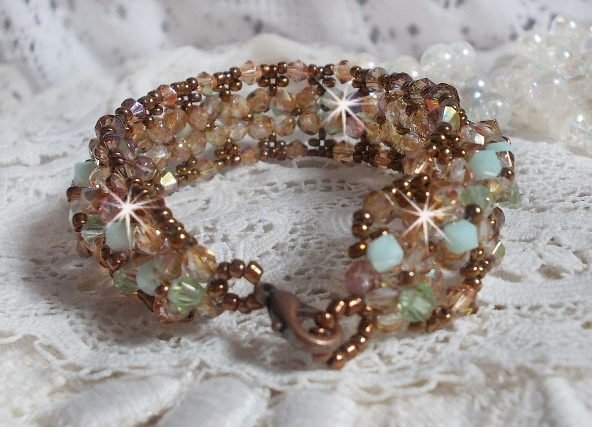 Pulseira de lírio de água, um reflexo verde e dourado com cristais Swarovski e facetas de vidro boémio