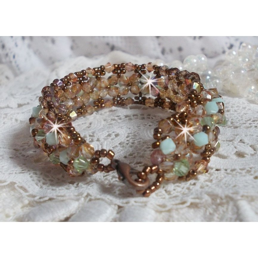 Pulseira de lírio de água, um reflexo verde e dourado com cristais Swarovski e facetas de vidro boémio