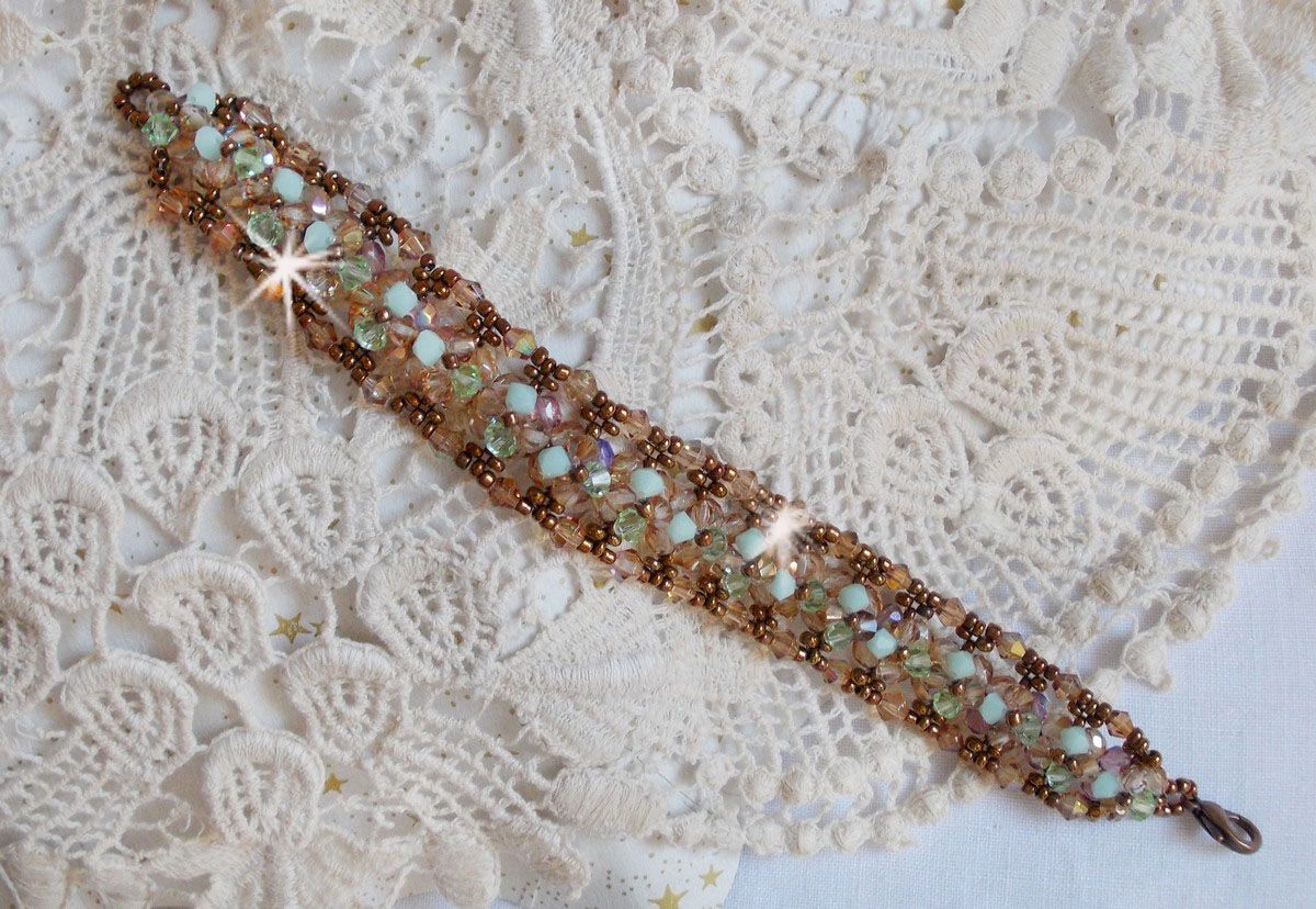 Pulseira de lírio de água, um reflexo verde e dourado com cristais Swarovski e facetas de vidro boémio