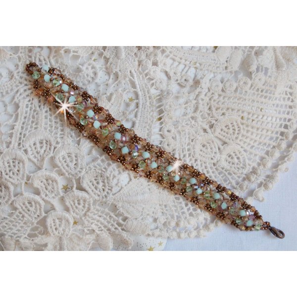 Pulseira de l&iacute;rio de &aacute;gua, um reflexo verde e dourado com cristais Swarovski e facetas de vidro bo&eacute;mio