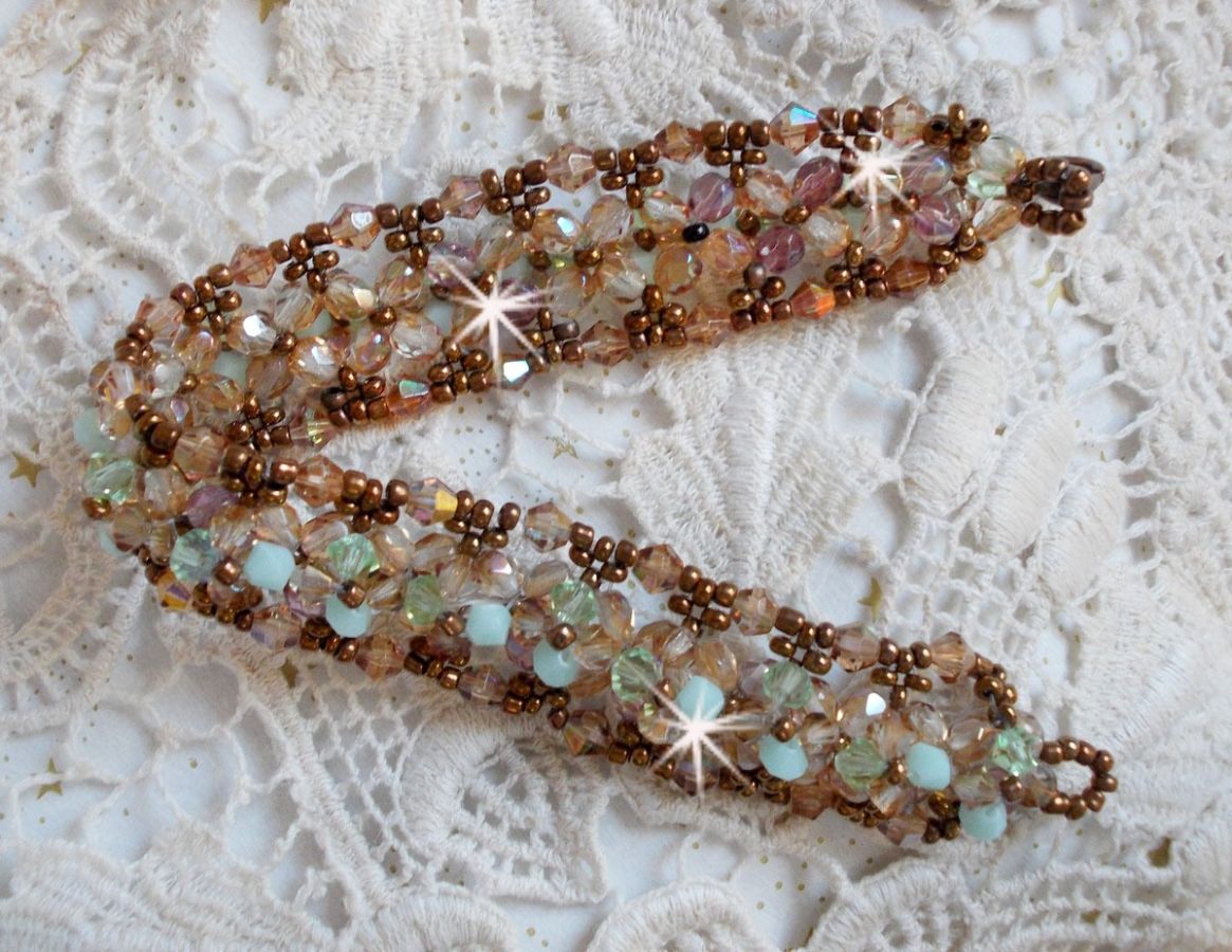 Pulseira de lírio de água, um reflexo verde e dourado com cristais Swarovski e facetas de vidro boémio