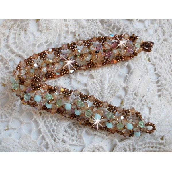 Pulseira de l&iacute;rio de &aacute;gua, um reflexo verde e dourado com cristais Swarovski e facetas de vidro bo&eacute;mio