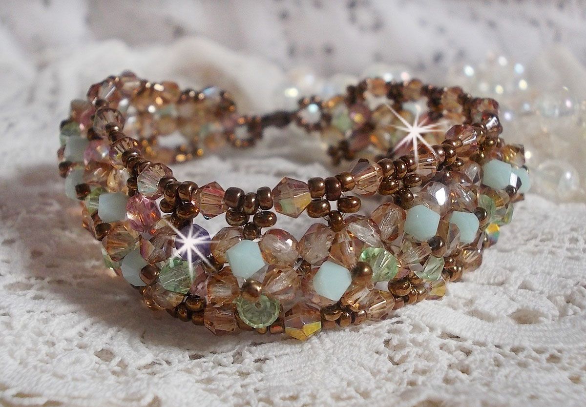 Pulseira de lírio de água, um reflexo verde e dourado com cristais Swarovski e facetas de vidro boémio