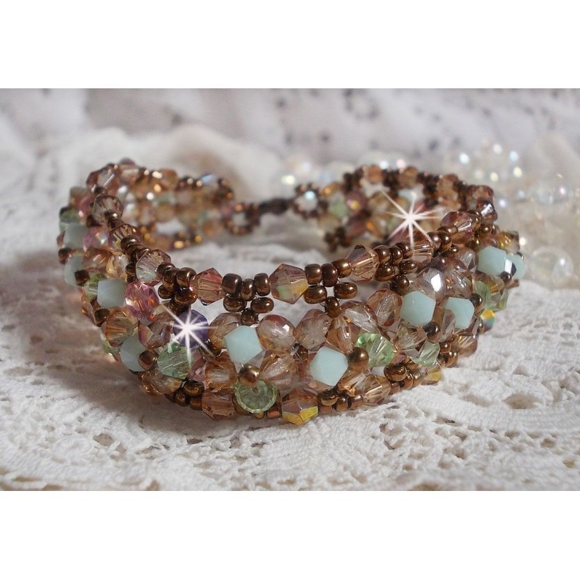 Pulseira de lírio de água, um reflexo verde e dourado com cristais Swarovski e facetas de vidro boémio
