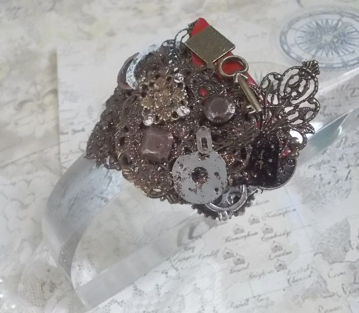 Pulseira Navigating Shadow criada com couro de conhaque, flor de tecido, Bronze, Cobre, Acessórios pretos com encanto