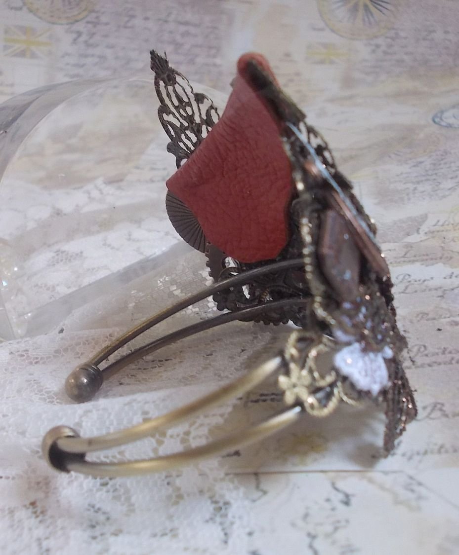Pulseira Navigating Shadow criada com couro de conhaque, flor de tecido, Bronze, Cobre, Acessórios pretos com encanto