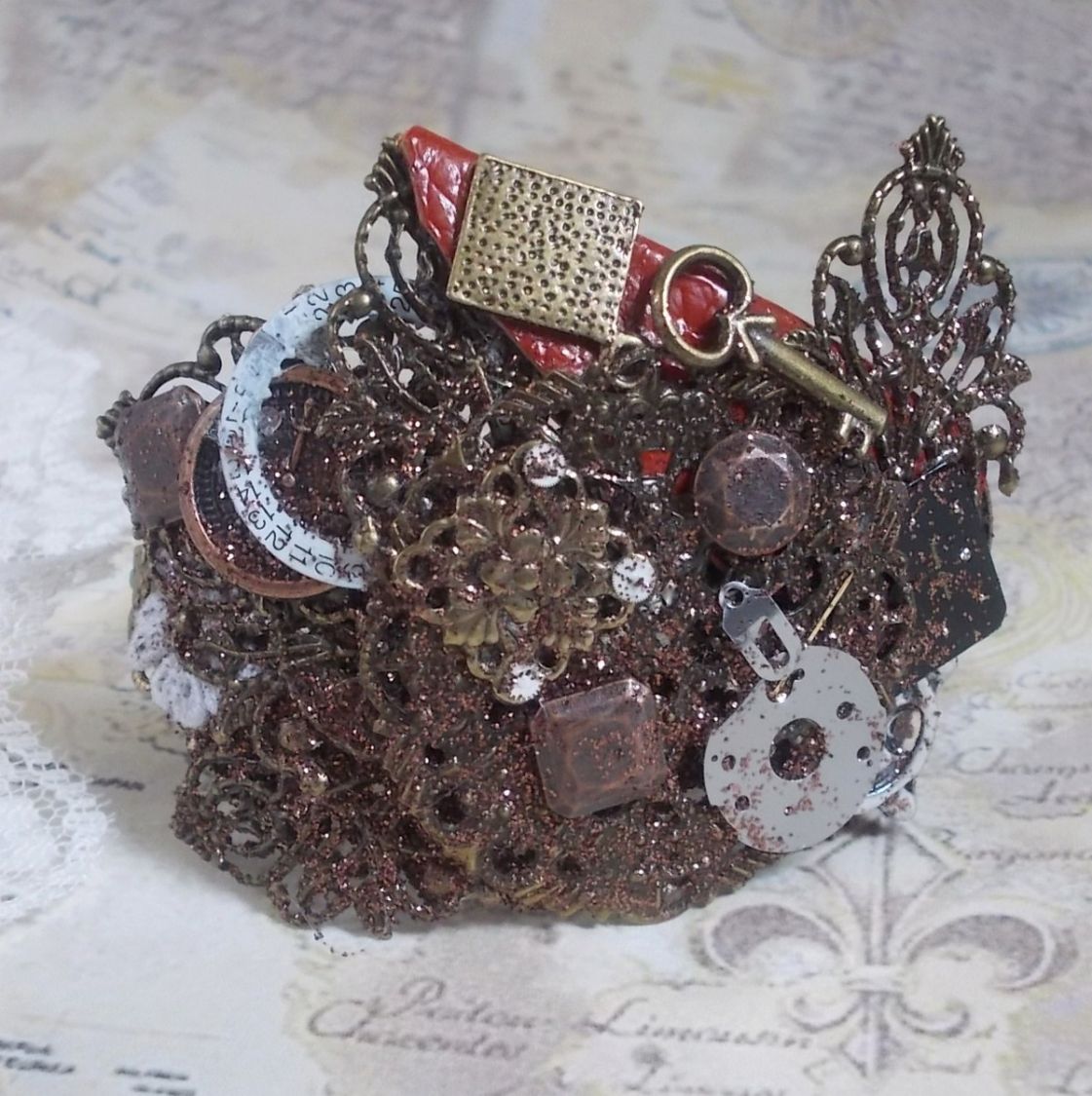 Pulseira Navigating Shadow criada com couro de conhaque, flor de tecido, Bronze, Cobre, Acessórios pretos com encanto