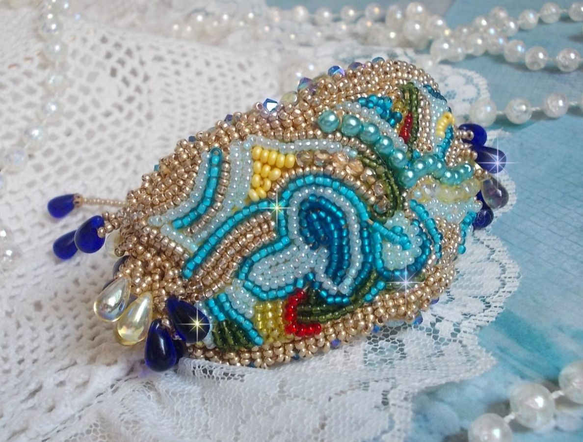 Pulseira borboleta dourada azul bordada com cristais Swarovski; gotas suaves, facetas, contas de sementes e um fecho de 14 quilates com enchimento de ouro