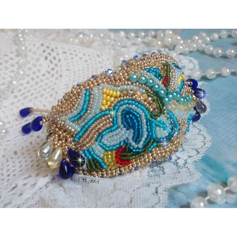 Pulseira borboleta dourada azul bordada com cristais Swarovski; gotas suaves, facetas, contas de sementes e um fecho de 14 quilates com enchimento de ouro