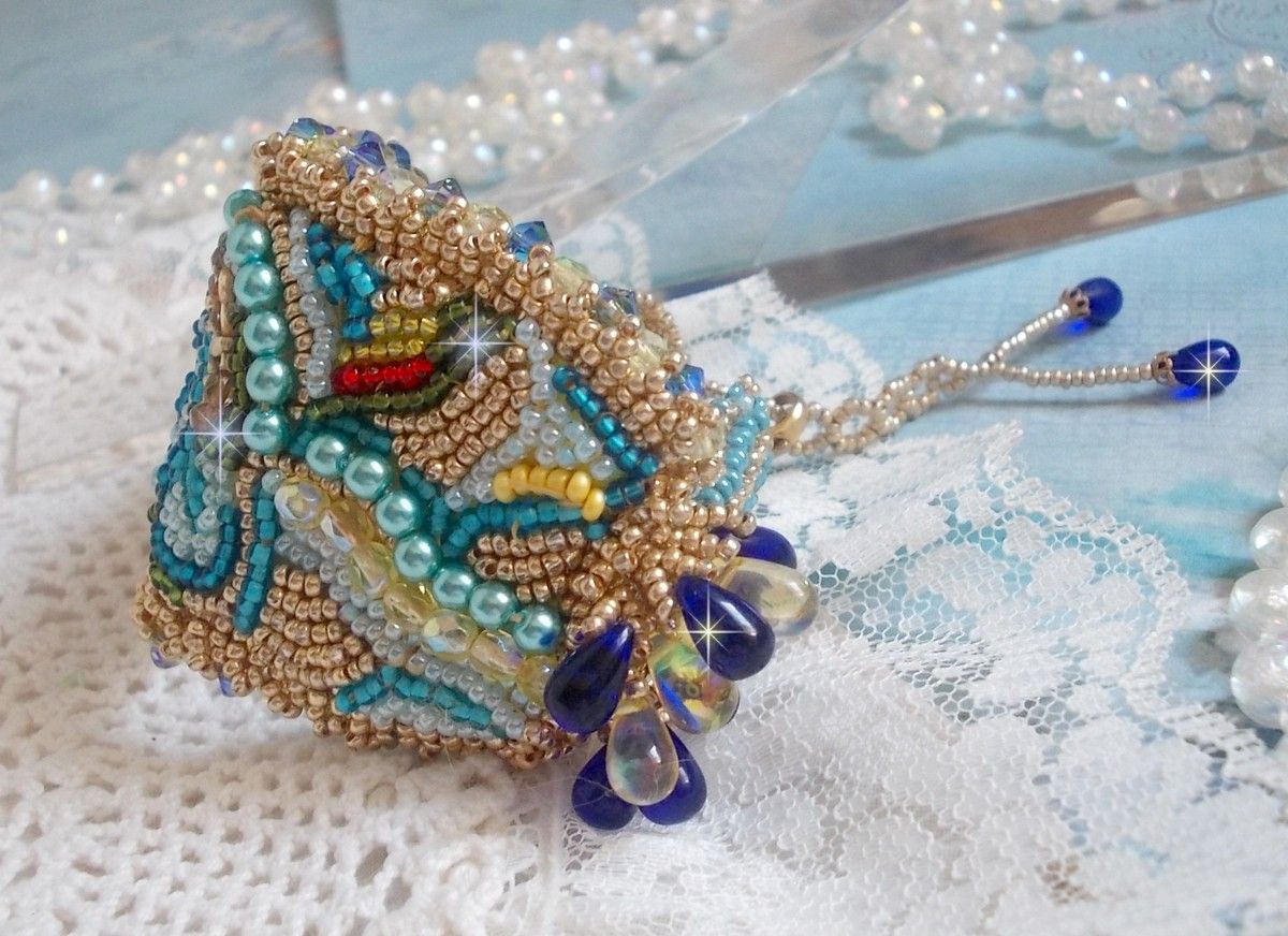 Pulseira borboleta dourada azul bordada com cristais Swarovski; gotas suaves, facetas, contas de sementes e um fecho de 14 quilates com enchimento de ouro