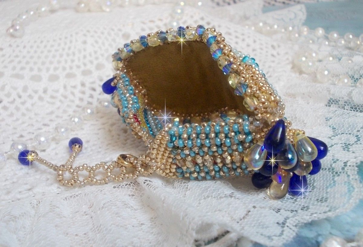 Pulseira borboleta dourada azul bordada com cristais Swarovski; gotas suaves, facetas, contas de sementes e um fecho de 14 quilates com enchimento de ouro