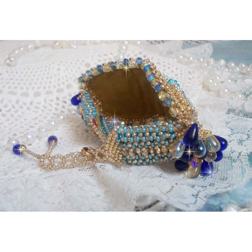 Pulseira borboleta dourada azul bordada com cristais Swarovski; gotas suaves, facetas, contas de sementes e um fecho de 14 quilates com enchimento de ouro