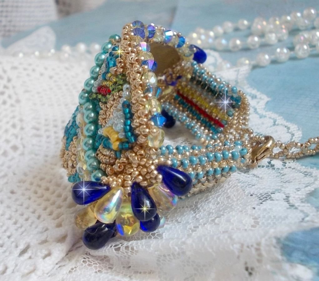 Pulseira borboleta dourada azul bordada com cristais Swarovski; gotas suaves, facetas, contas de sementes e um fecho de 14 quilates com enchimento de ouro
