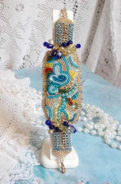 Pulseira borboleta dourada azul bordada com cristais Swarovski; gotas suaves, facetas, contas de sementes e um fecho de 14 quilates com enchimento de ouro