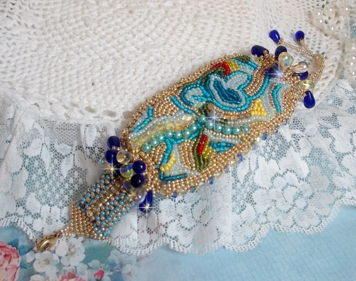 Pulseira borboleta dourada azul bordada com cristais Swarovski; gotas suaves, facetas, contas de sementes e um fecho de 14 quilates com enchimento de ouro