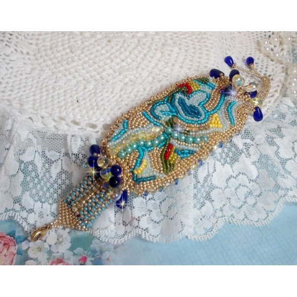 Pulseira borboleta dourada azul bordada com cristais Swarovski; gotas suaves, facetas, contas de sementes e um fecho de 14 quilates com enchimento de ouro