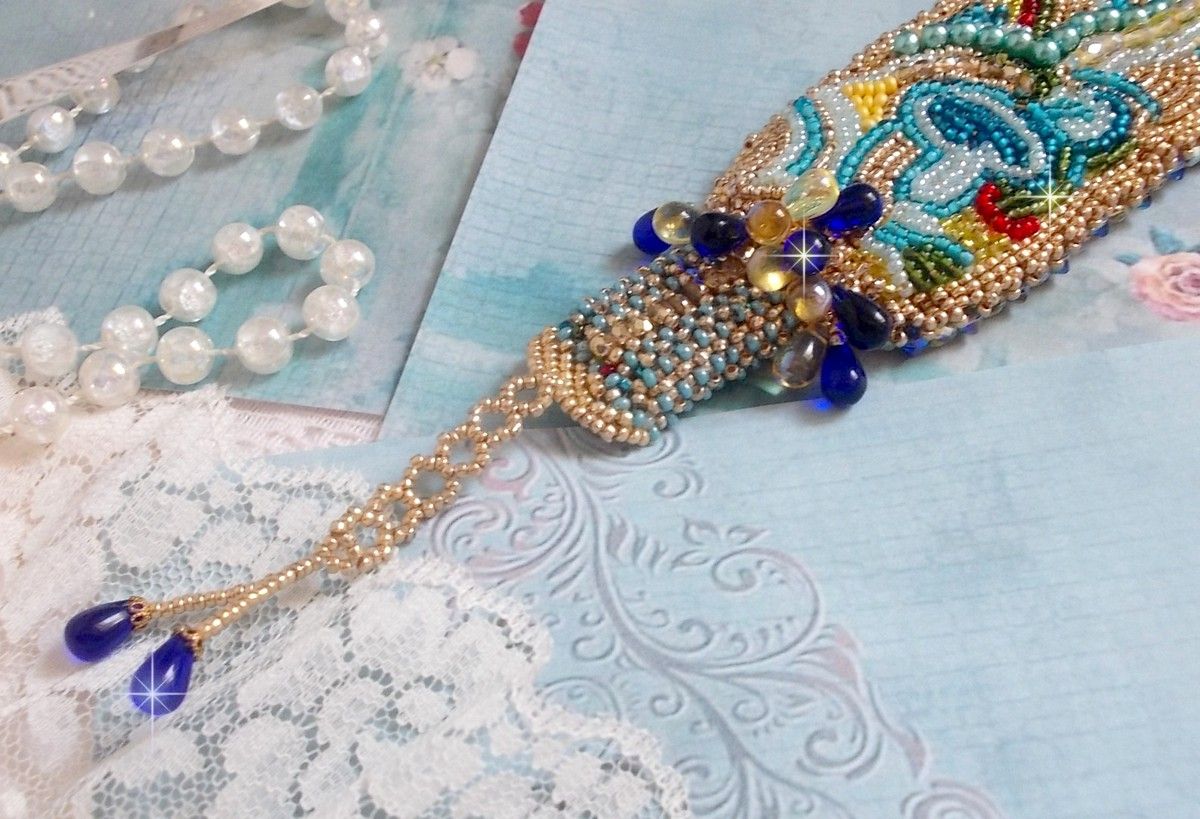 Pulseira borboleta dourada azul bordada com cristais Swarovski; gotas suaves, facetas, contas de sementes e um fecho de 14 quilates com enchimento de ouro