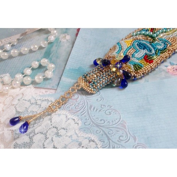 Pulseira borboleta dourada azul bordada com cristais Swarovski; gotas suaves, facetas, contas de sementes e um fecho de 14 quilates com enchimento de ouro