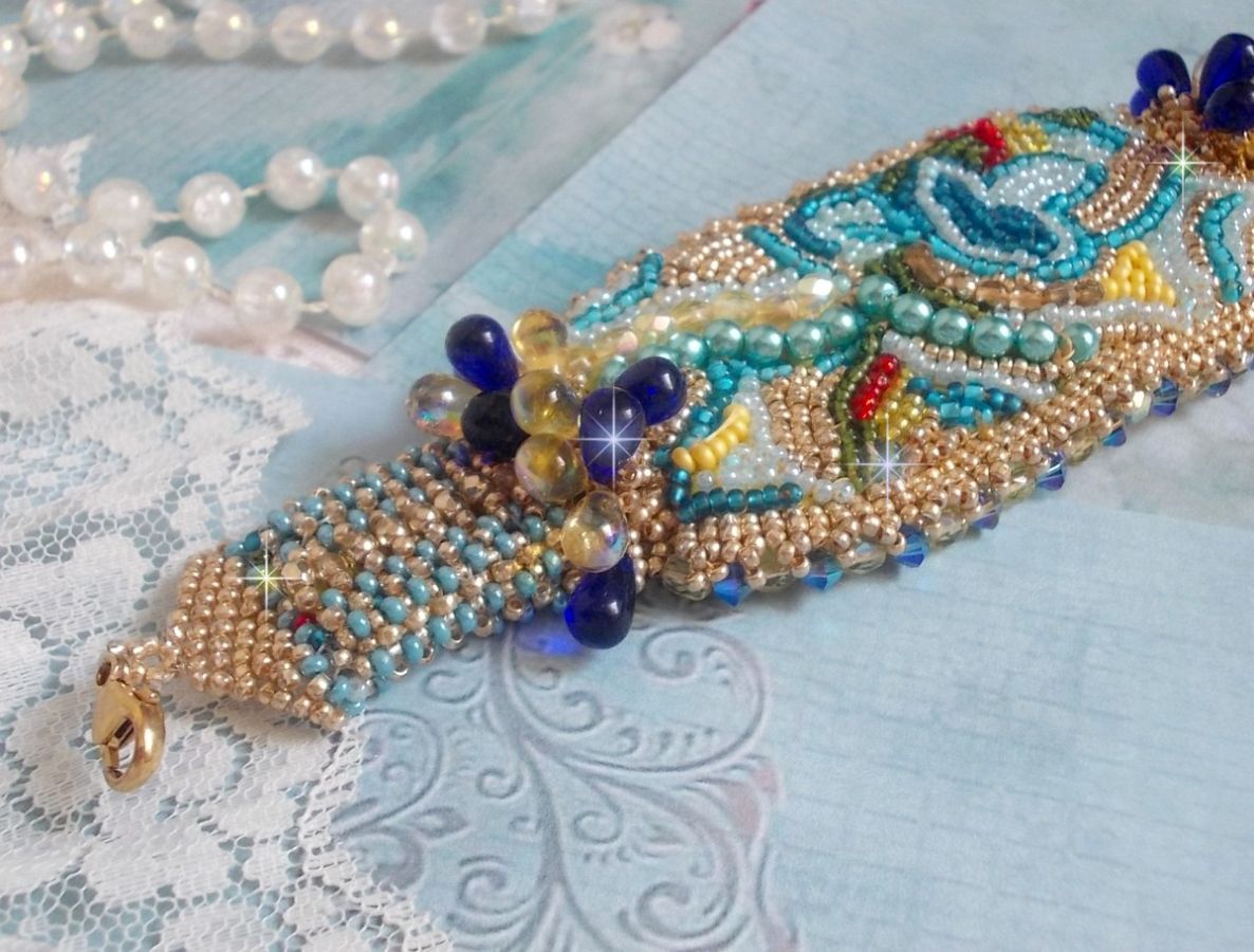 Pulseira borboleta dourada azul bordada com cristais Swarovski; gotas suaves, facetas, contas de sementes e um fecho de 14 quilates com enchimento de ouro