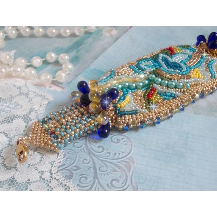 Pulseira borboleta dourada azul bordada com cristais Swarovski; gotas suaves, facetas, contas de sementes e um fecho de 14 quilates com enchimento de ouro
