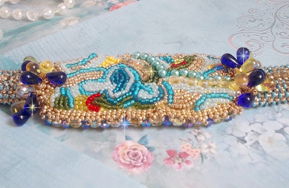 Pulseira borboleta dourada azul bordada com cristais Swarovski; gotas suaves, facetas, contas de sementes e um fecho de 14 quilates com enchimento de ouro