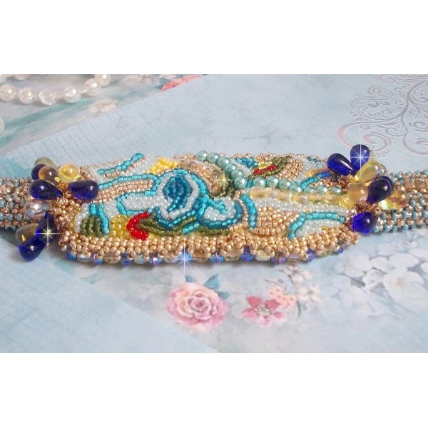 Pulseira borboleta dourada azul bordada com cristais Swarovski; gotas suaves, facetas, contas de sementes e um fecho de 14 quilates com enchimento de ouro