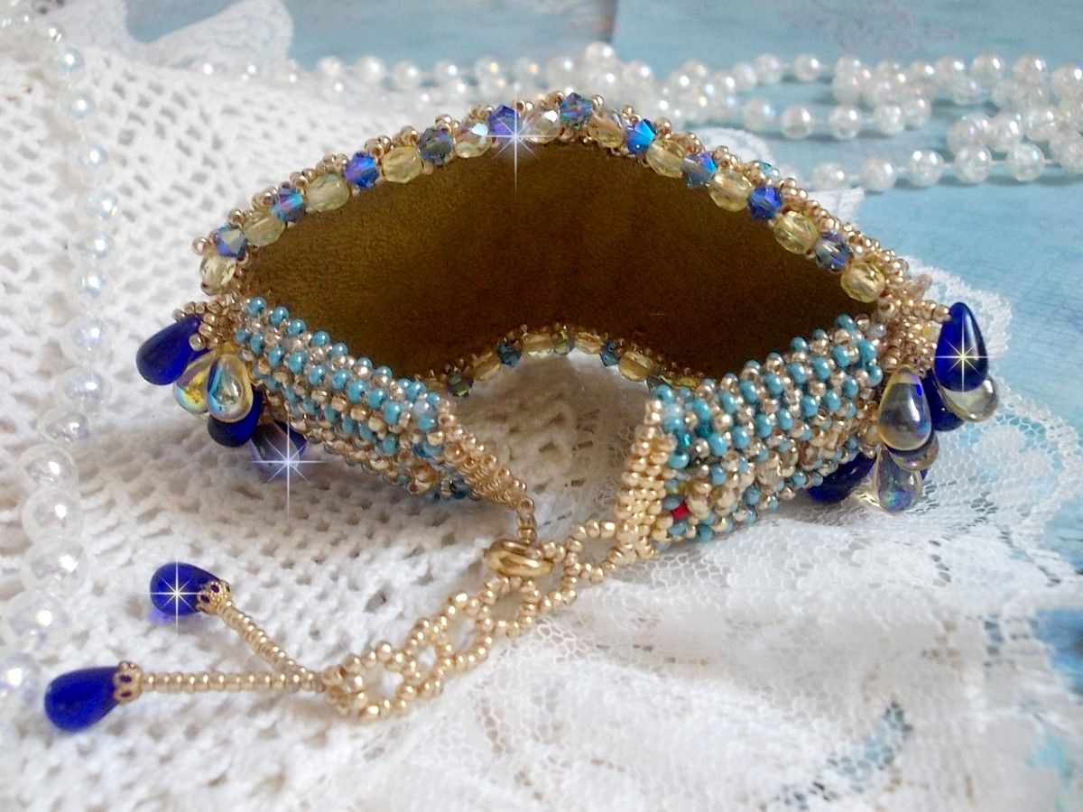 Pulseira borboleta dourada azul bordada com cristais Swarovski; gotas suaves, facetas, contas de sementes e um fecho de 14 quilates com enchimento de ouro