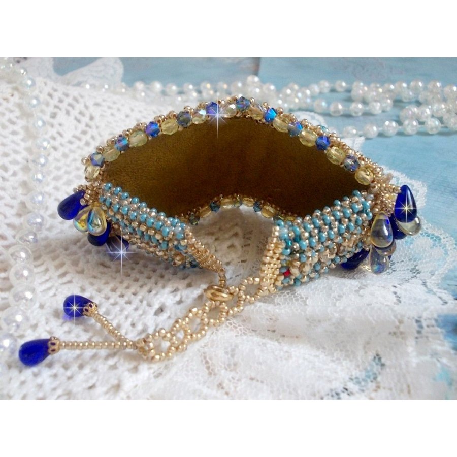 Pulseira borboleta dourada azul bordada com cristais Swarovski; gotas suaves, facetas, contas de sementes e um fecho de 14 quilates com enchimento de ouro