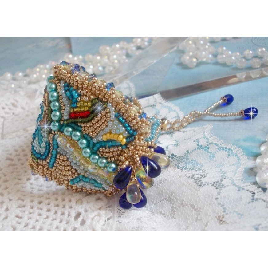 Pulseira borboleta dourada azul bordada com cristais Swarovski; gotas suaves, facetas, contas de sementes e um fecho de 14 quilates com enchimento de ouro