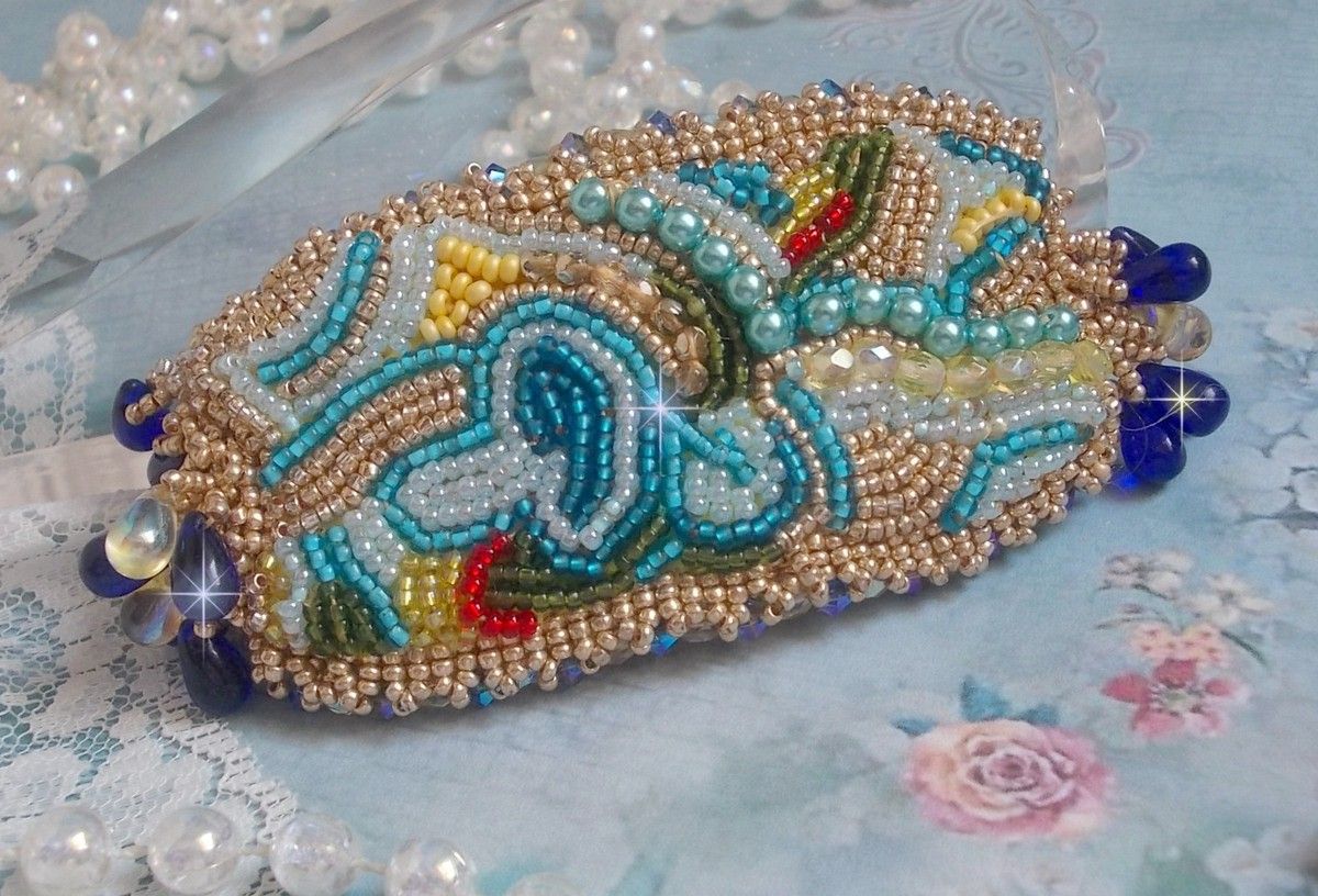 Pulseira borboleta dourada azul bordada com cristais Swarovski; gotas suaves, facetas, contas de sementes e um fecho de 14 quilates com enchimento de ouro
