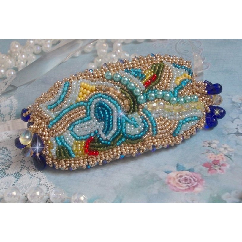 Pulseira borboleta dourada azul bordada com cristais Swarovski; gotas suaves, facetas, contas de sementes e um fecho de 14 quilates com enchimento de ouro