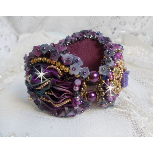Bracelet La Passionn&eacute;e de Venise brod&eacute; avec un ruban de soie Purple, des pierres semi-pr&eacute;cieuse : Les sugililtes et des rocailles