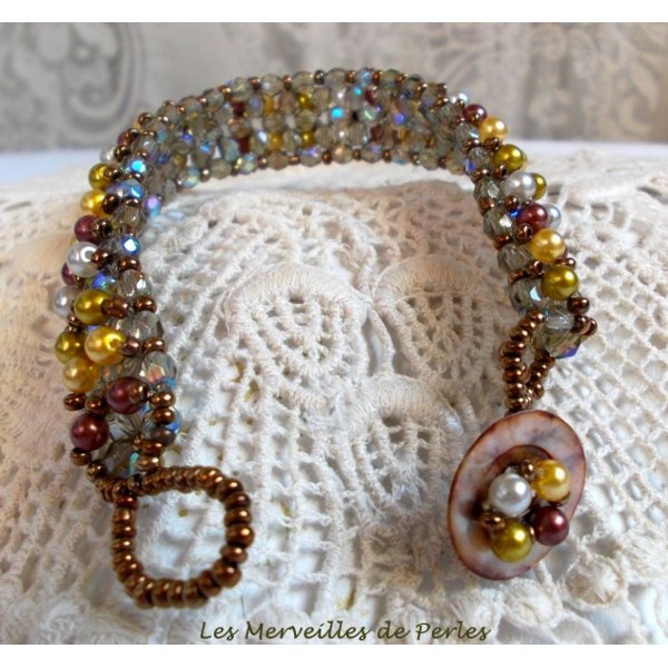 Bracelet Boutons nacr&eacute;es avec des perles nacr&eacute;es en verre et des facettes