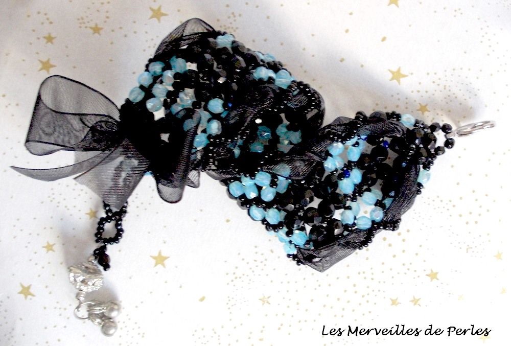 Pulseira Prestige com facetas pretas e azuis e fita de organza