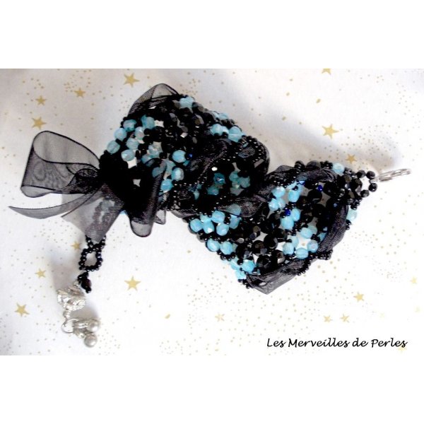 Pulseira Prestige com facetas pretas e azuis e fita de organza