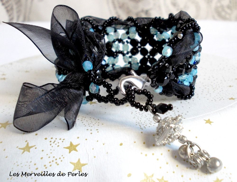 Pulseira Prestige com facetas pretas e azuis e fita de organza