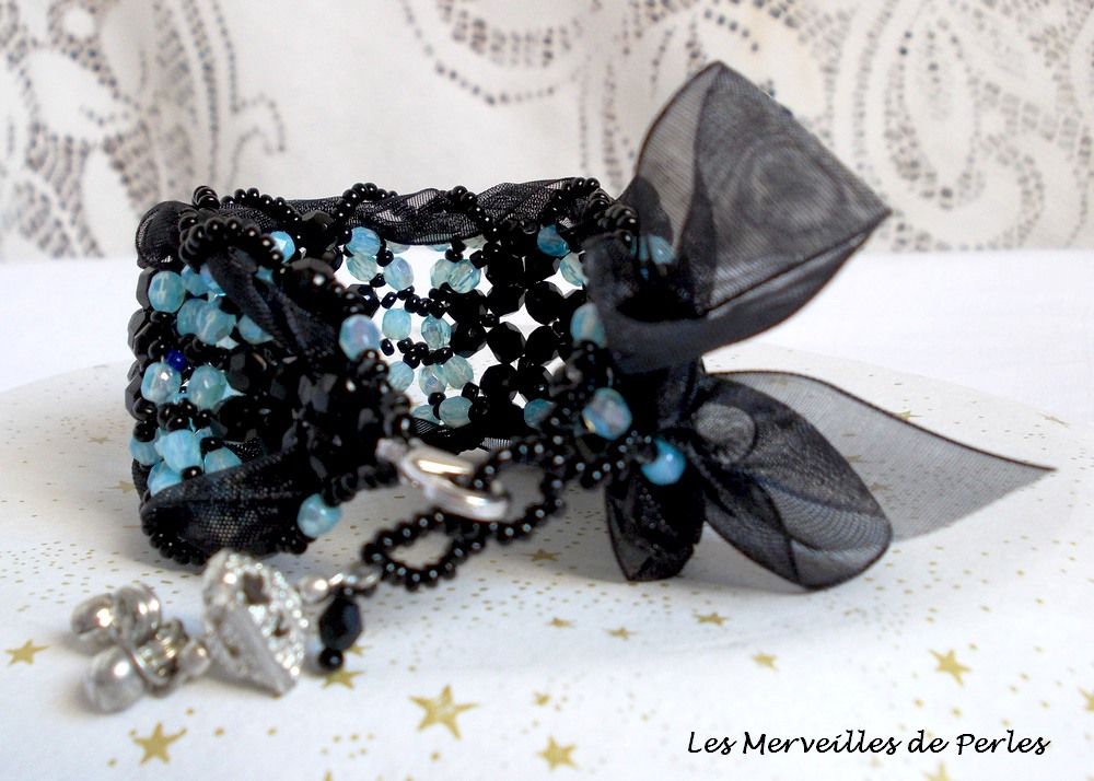 Pulseira Prestige com facetas pretas e azuis e fita de organza