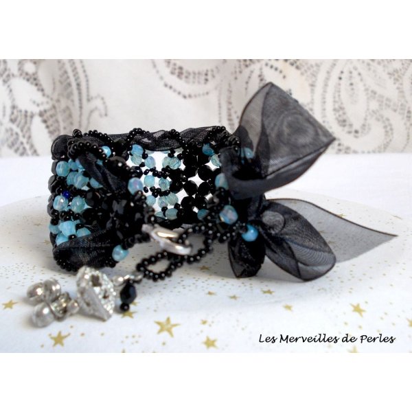 Pulseira Prestige com facetas pretas e azuis e fita de organza
