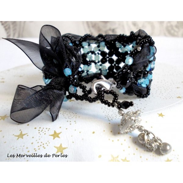 Pulseira Prestige com facetas pretas e azuis e fita de organza