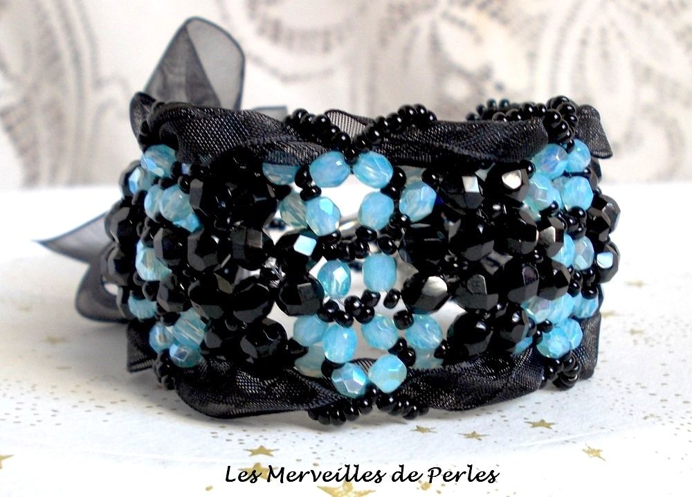 Pulseira Prestige com facetas pretas e azuis e fita de organza
