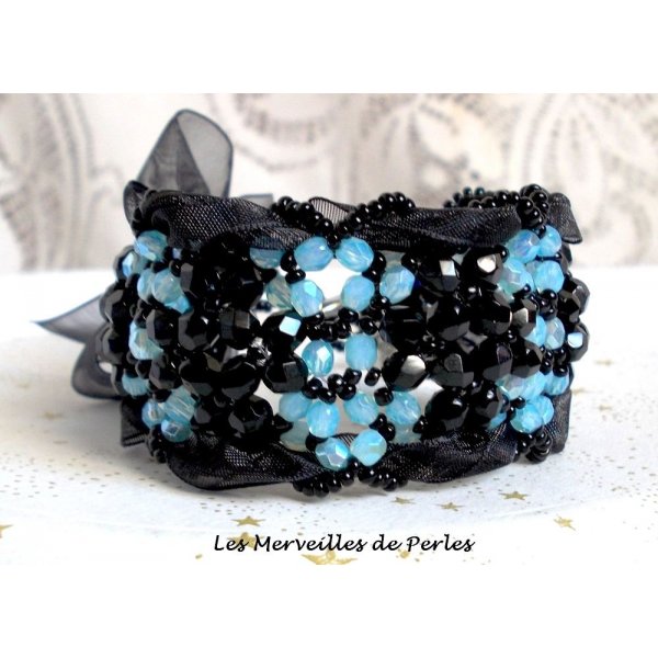 Pulseira Prestige com facetas pretas e azuis e fita de organza